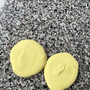 Thạch cao đổ đế  : Màu vàng